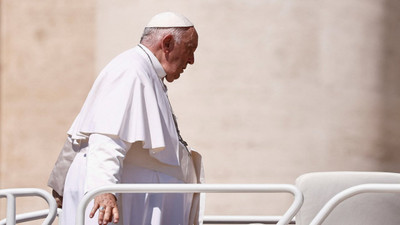 Papa Francis sağlık sorunlarıyla boğuşuyor: Karın duvarına protez yerleştirilecek