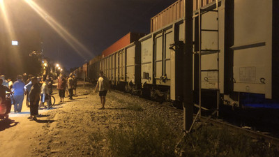 Rayların üstünden geçmeye çalışan gence tren çarptı: Ağır yaralı