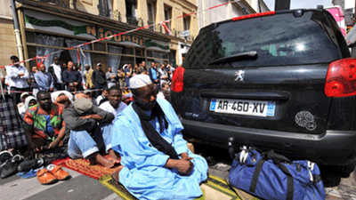 Sokakta namaza Paris tepkisi