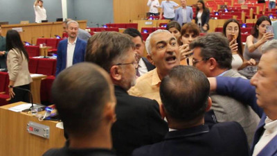 İzmir Büyükşehir Belediye Meclisi'nde arbede: AKP'li üyenin ittiği CHP'li üye yere düştü