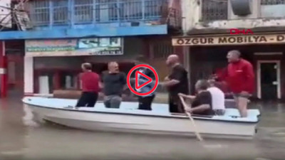 Samsun'da sel: Göle dönen sokaklarda sandalla gezdiler