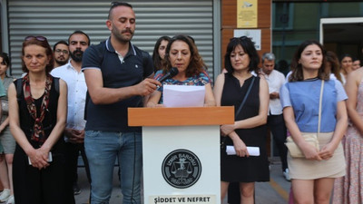 Ruhsat verilmeyen ÖHD'li avukatlara İzmir Barosu önünde destek
