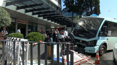 Pendik’te yolcu minibüsü hastanenin bahçesine daldı