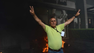 Lübnan'da kriz: Bankalardan paralarını çekemeyen mudiler eylem yaptı