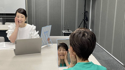 Covid-19'un ardından maskelerini çıkaran Japonlar, yeniden gülümsemeyi öğreniyor