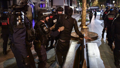 Fransa'da protestoların 5'inci gecesinde 486 gözaltı: Belediye Başkanı'nın evi ateşe verildi