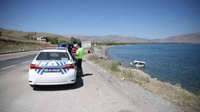 Kontrolden çıkan minibüs Van Gölü'ne uçtu: 11 yaralı