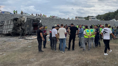 Kemerburgaz'da servis otobüsü köprüden düştü: 29 yaralı