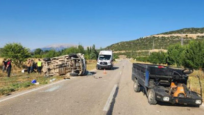 Isparta'da minibüs ile patpat çarpıştı: 1 kişi öldü, 13 kişi yaralı