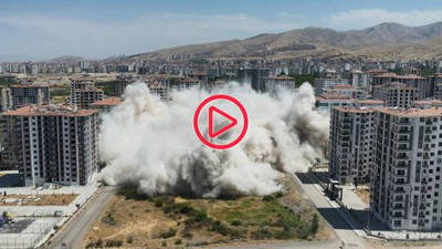 Malatya'da ağır hasarlı 12 katlı iki bina, patlatılarak yıkıldı
