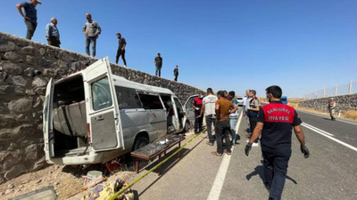 Urfa'da tarım işçilerini taşıyan minibüs duvara çarptı: Üç ölü, 17 yaralı