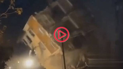 Ağır hasarlı bina, yıkım sırasında iş makinesinin üzerine çöktü: Operatör yaralandı