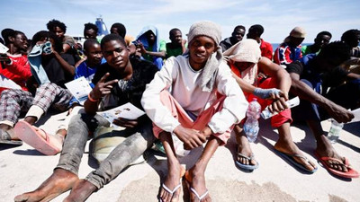 Küçük İtalyan adası Lampedusa 'krizde': 48 saatte ada nüfusundan fazla göçmen ulaştı