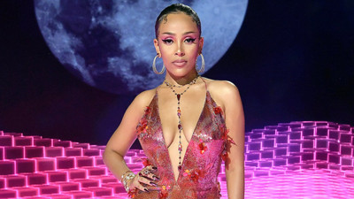 Müzik listelerinin zirvesinden inmeyen Grammy ödüllü Doja Cat'ten yeni albüm: Scarlet