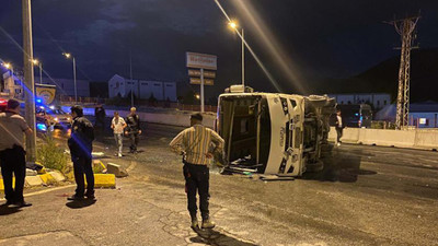 Kayseri'de fabrika işçilerinin taşındığı servis midibüsü devrildi: 6 yaralı