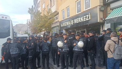 Van'daki taciz protestosuna polis engeli: 'Kadınlara değil üniformalılara barikat'