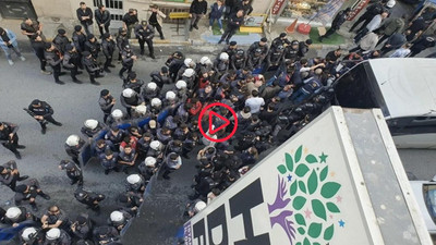 İstanbul'da gözaltı ve polis saldırısına karşı oturma eylemi