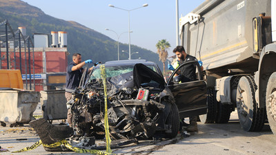 Hatay'da otomobille çöp kamyonu arasına sıkışan temizlik işçisi öldü