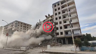 Diyarbakır’da ağır hasarlı bina, 'kontrollü' yıkım sırasında çöktü