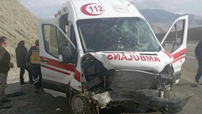 Van'da hasta taşıyan ambulans kaza yaptı: Dört yaralı