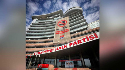 CHP Genel Merkezi'ne, "Türkiye'de yabancı asker postalı istemiyoruz" pankartı asıldı