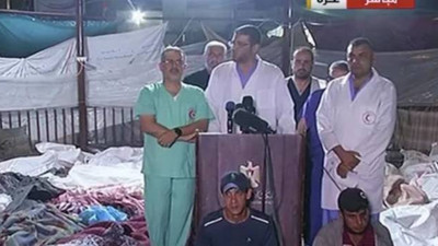 Gazze'deki hastanede katliam sonrası cesetlerin arasında basın toplantısı