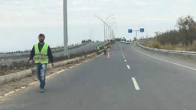 Otomobil, mola veren işçilere çarptı: 2'si ağır, 3 yaralı