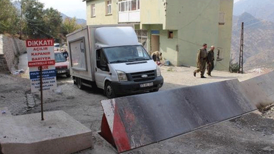 Polis bariyerine sıkışan çocuğun ayağı kesilebilir