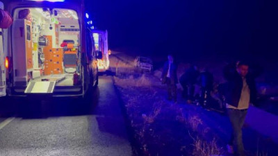 Yaralı sürücüye yardım etmek isteyen iki kişiye araç çarptı, ikisi de öldü