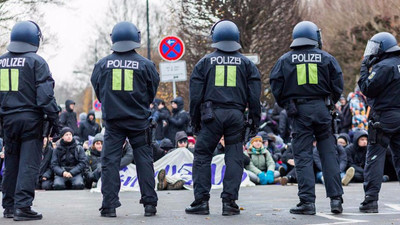 AfD protestolarına polis müdahalesi