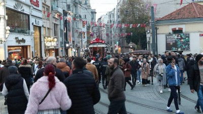 Yeni yıla saatler kala yüzlerce insan Taksim'e akın etti