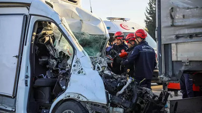 Antalya'da park halindeki tıra çarpan minibüsün sürücüsü öldü