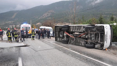 Denizli'de öğrenci servisi devrildi: 24 yaralı