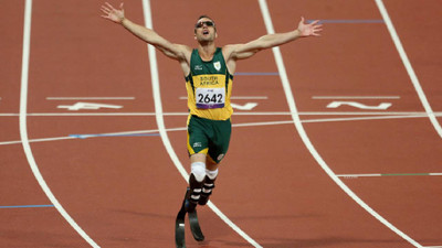 Eski paralimpik yıldız Oscar Pistorius, kız arkadaşını öldürdükten 11 yıl sonra serbest bırakıldı