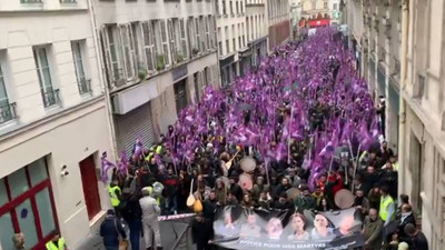 Paris'te yürüyen Kürtler, 11 yıl önceki katliamın soruşturmasından 'gizliliğin' kaldırılmasını istedi