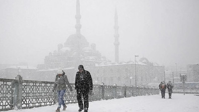 Meteoroloji tahminlerini güncelledi: AKOM'dan İstanbul'a saatli kar uyarısı geldi