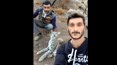 Öldürdükleri vaşakla poz verip, fotoğrafı paylaştılar