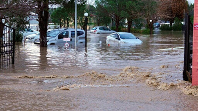 Ayvalık'ta sağanak: Dere taştı, ev ve iş yerlerini su bastı