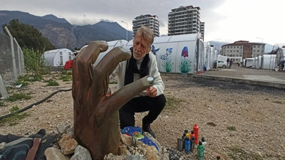 Depremzede ressamdan konteyner kentte hafıza heykeli: Acılar unutulmasın diye yaptım
