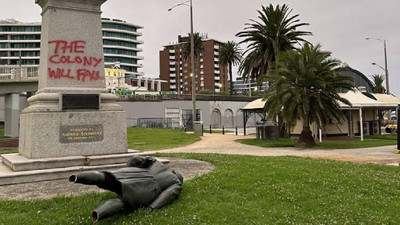 Sömürgeciliğin gölgesinde Avustralya Günü: Kaptan Cook devrildi, Kraliçe Victoria kırmızıya bulandı