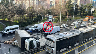 Beylikdüzü D-100 Karayolu'nda kaza: İstanbul istikametinde trafik tamamen durdu