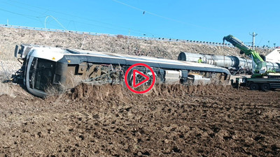 Kırıkkale'de istinat duvarı raylara yıkıldı, yük treni devrildi