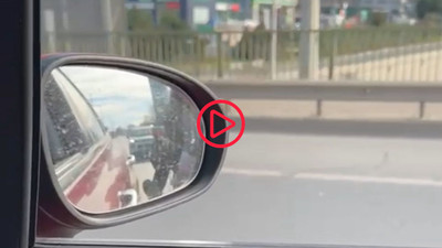Motosiklet sürücüsü trafikte otomobili tekmeledi, o anlar kameraya yansıdı