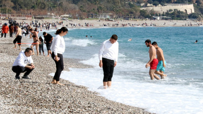 Antalya'da yaz havası: Denize girdiler