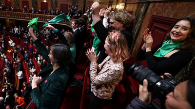 Fransa, kürtaj hakkını anayasal güvence altına alan ilk ülke oldu