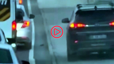 Esenyurt'ta trafik kilitlendi, bazı araçlar kaldırımdan ilerledi