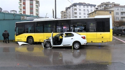 Sultanbeyli'de bir araç İETT otobüsüne çarptı: Altı yaralı