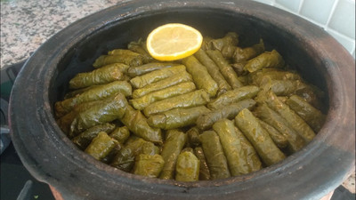 Akşam yemeği için yapacağınız sarma kararmasın; Yemyeşil kalması için işte tüyo