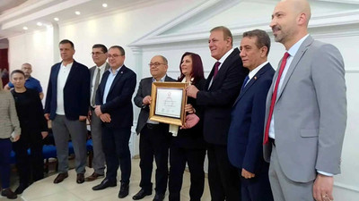 Aydın Büyükşehir Belediye Başkanı Özlem Çerçioğlu’na mazbatası, adliyenin yemekhanesinde verildi