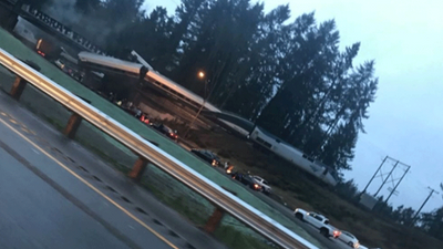 Hızlı tren raydan çıktı, otoyola asılı kaldı